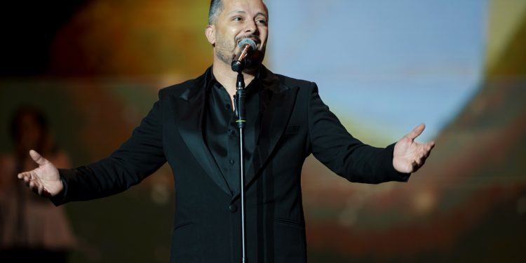 نجم حاتم عمور يسطع في سماء الرياض خلال حفل “الليلة المغربية”