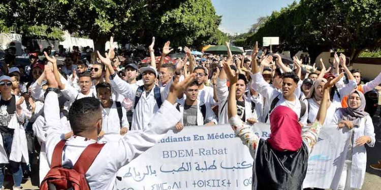 مطالب لأخنوش بالتدخل لحل أزمة طلبة الطب والصيدلة