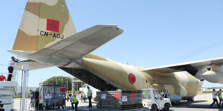 المغرب يشارك في عملية إسقاط المساعدات الإنسانية جوا على قطاع غزة