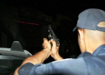 أمن المهدية يطلق الرصاص على شخص “هائج” هاجم عناصر الشرطة