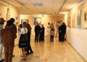 فاس.. فنانات يستعرضن إبداعاتهن في معرض فن الخط العربي والزخرفة