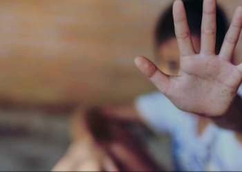 أمن البيضاء يحقق مع سيدة لإعتدائها على ابنتها القاصر