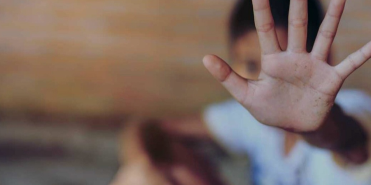 أمن البيضاء يحقق مع سيدة لإعتدائها على ابنتها القاصر