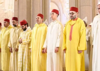 أمير المؤمنين يؤدي صلاة عيد الفطر بمدينة الدار البيضاء