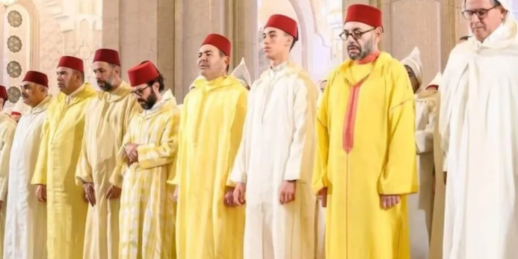 أمير المؤمنين يؤدي صلاة عيد الفطر بمدينة الدار البيضاء