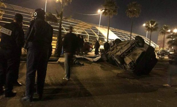 سيارة “مجنونة” تصدم مجموعة من السيارات بعين الذياب