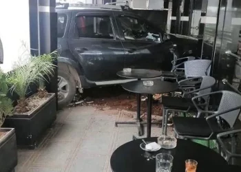 حادث خط_ير.. سيارة تهشم واجهة مقهى بمراكش