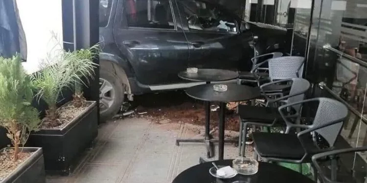 حادث خط_ير.. سيارة تهشم واجهة مقهى بمراكش