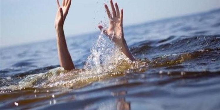 مص_رع شاب بالشاطئ البلدي لطنجة