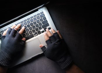 قرصنة المكالمات الهاتفية تجر شخصا للإعتقال