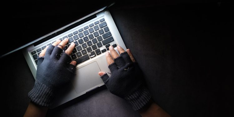 قرصنة المكالمات الهاتفية تجر شخصا للإعتقال