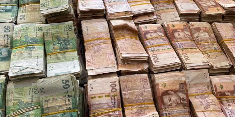 توقيف شخص وحجز خمسة كيلوغرامات من الكوكايين وضبط أزيد من ثمانية ملايين ونصف مليون درهم بطنجة