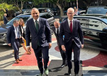 فرنسا تعرب عن استعدادها للاستثمار مع المغرب في الصحراء