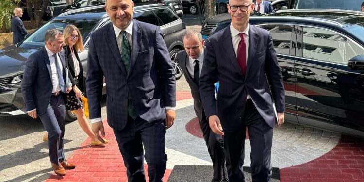 فرنسا تعرب عن استعدادها للاستثمار مع المغرب في الصحراء