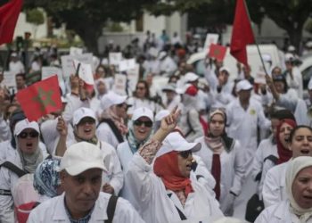 أطر الصحة تحتج أمام البرلمان