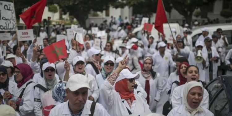 أطر الصحة تحتج أمام البرلمان