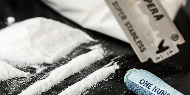 أمن الناظور يبحث مع شخصين أحدهما مقدم شرطة يشتبه تورطهما في حيازة وترويج الكوكايين
