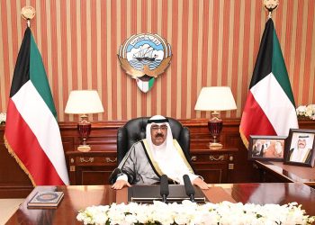 أمير الكويت يعلن حل مجلس الأمة وتعليق العمل ببعض مواد الدستور ويقول:”لن أسمح بأن تستغل الديمقراطية لتحطيم الدولة”