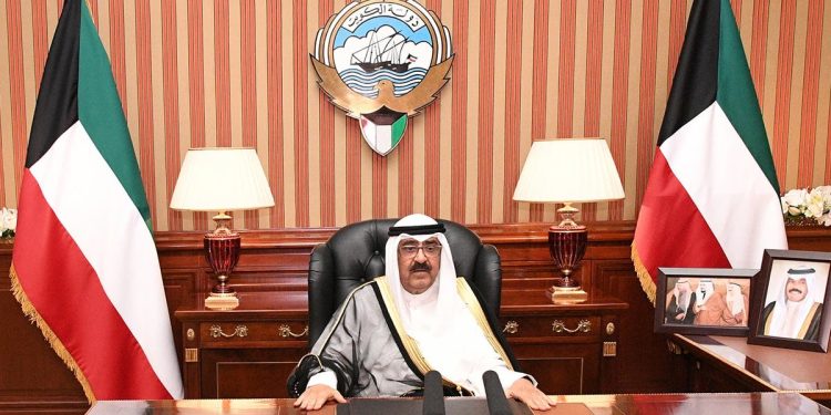 أمير الكويت يعلن حل مجلس الأمة وتعليق العمل ببعض مواد الدستور ويقول:”لن أسمح بأن تستغل الديمقراطية لتحطيم الدولة”