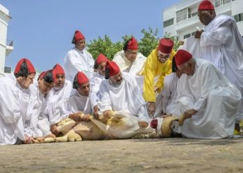 الملك محمد السادس يؤدي صلاة العيد بتطوان وينحر الأضحية