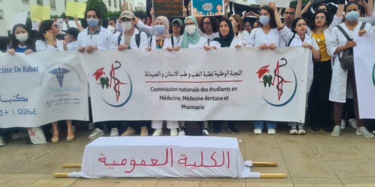 طلبة الطب يواصلون مقاطعة الامتحانات