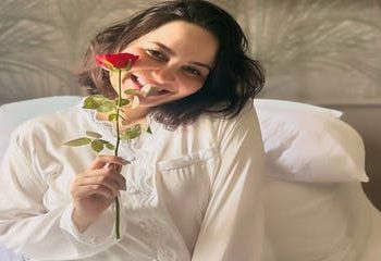 الممثلة بثينة اليعكوبي تستقبل مولودها الأول