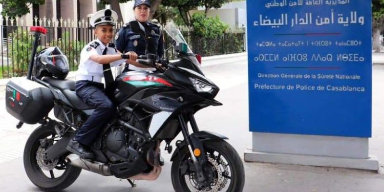 ولاية أمن البيضاء تحقق حلم الطفل “عبد الحميد” المتعلق بمهنة الشرطة