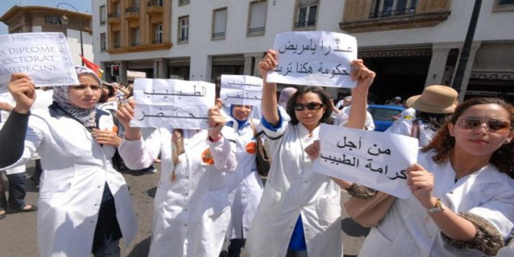 مهنيو قطاع الصحة يصعدون من إحتجاجاتهم على ٱيت الطالب