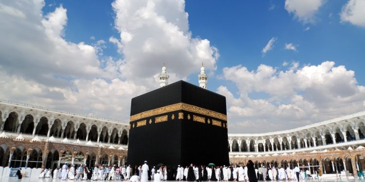 وزير سابق يروي تفاصيل مرافقته للأميرة الراحلة للا لطيفة لأداء مناسك العمرة