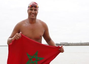 حسن بركة أول سباح مغربي ينجح في عبور قناة المانش