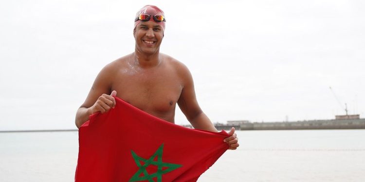 حسن بركة أول سباح مغربي ينجح في عبور قناة المانش
