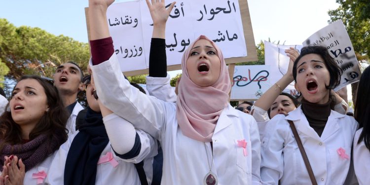 الأغلبية البرلمانية: هناك أيادي خفية وراء احتجاجات كليات الطب والصيدلة