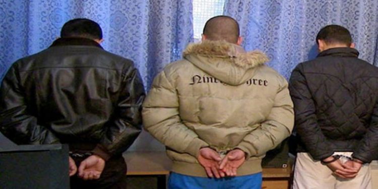 توقيف ثلاثة أشخاص للاشتباه في تورطهم في قضية تتعلق بتزوير محررات رسمية
