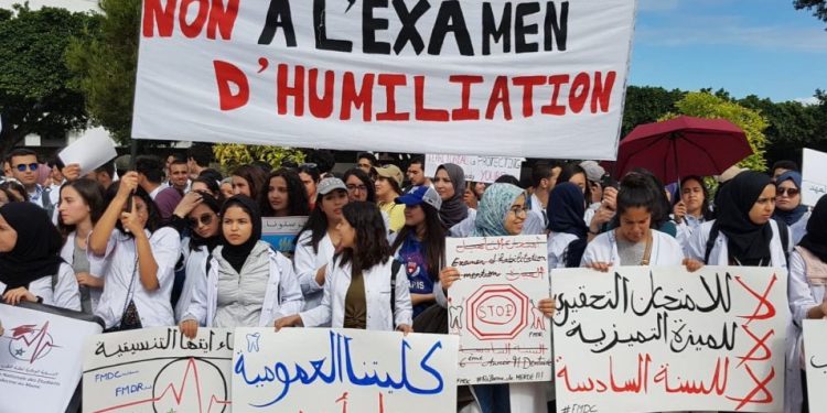 العدالة والتنمية يحمل الحكومة مسؤولية استمرار أزمة طلبة الطب