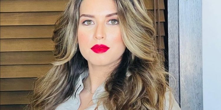 موقف محرج للفنانة هاجر عدنان بسبب سعيدة شرف