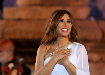 معجب يقتحم المسرح ليحتضن الفنانة نجوى كرم