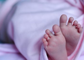 رضيع متخلى عنه يستنفر السلطات