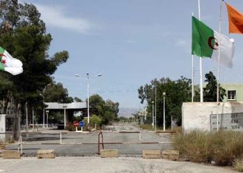 المغرب يتسلم 16 مغربيا كانوا معتقلين بالسجون الجزائرية