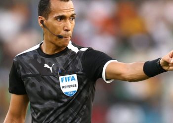 الكشف عن الطاقم التحكيمي لمباراة المنتخب الوطني ونظيره الغابوني