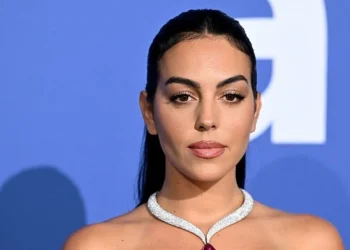جورجينا تفاجئ معجبيها بقطع شعرها ورميه في البحر
