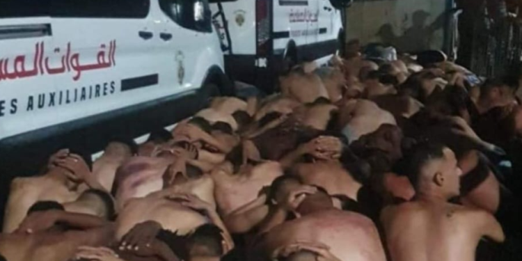هذه حقيقة الصور التي تظهر أشخاصا نصف عراة يجلسون أمام مركبات للقوات المساعدة