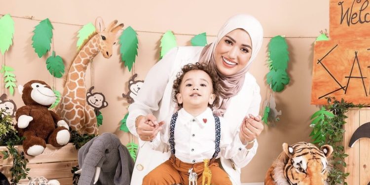 سارة أبو جاد تطمأن متابعيها على الوضع الصحي لنجلها بعد العملية
