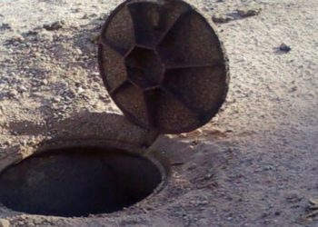 جث_ة شاب في بالوعة للصرف الصحي تستنفر السلطات