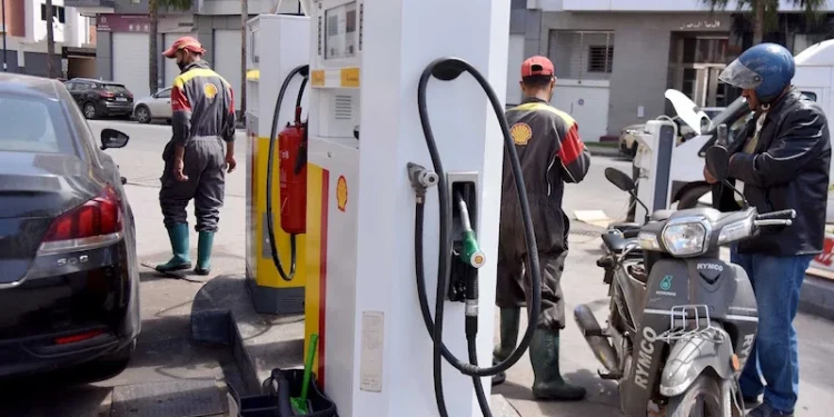 انخفاض طفيف في أسعار المحروقات بمحطات تزويد الوقود