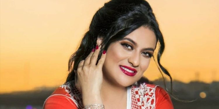 فاطمة الزهراء بناصر تبدع في أغنية “Je t’aime”