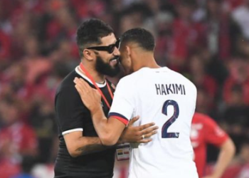 الغراندي طوطو يعطي إشارة بدء مباراة باريس سان جيرمان