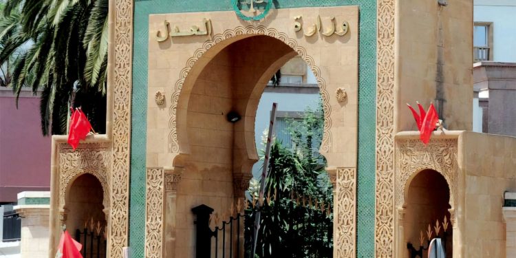 وزارة العدل تشرع في تطبيق مسطرة الاقتطاع من أجور الموظفين المضربين