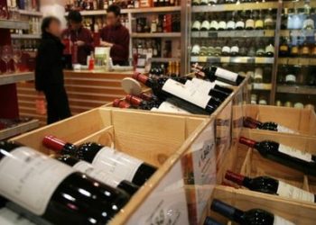 الحكومة تراهن على على رسوم السجائر والكحول لرفع مداخيلها