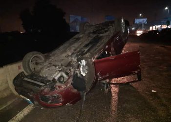 حادث خطير..إنقلاب سيارة وسط الطريق بمراكش