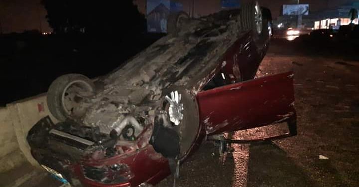 حادث خطير..إنقلاب سيارة وسط الطريق بمراكش